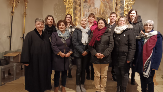 vordere Reihe von links: Rel.päd. Anja Näpflein, Carola Beckstein, Ruth Gagsteiger, Susanne Potoradi, Isabell Meyer, Inge Wenderlein hintere Reihe: Verena Enderlein, Bianca Hüttinger, Marion Satzinger, Bernd Kirchdorfer, Tanja Sauer